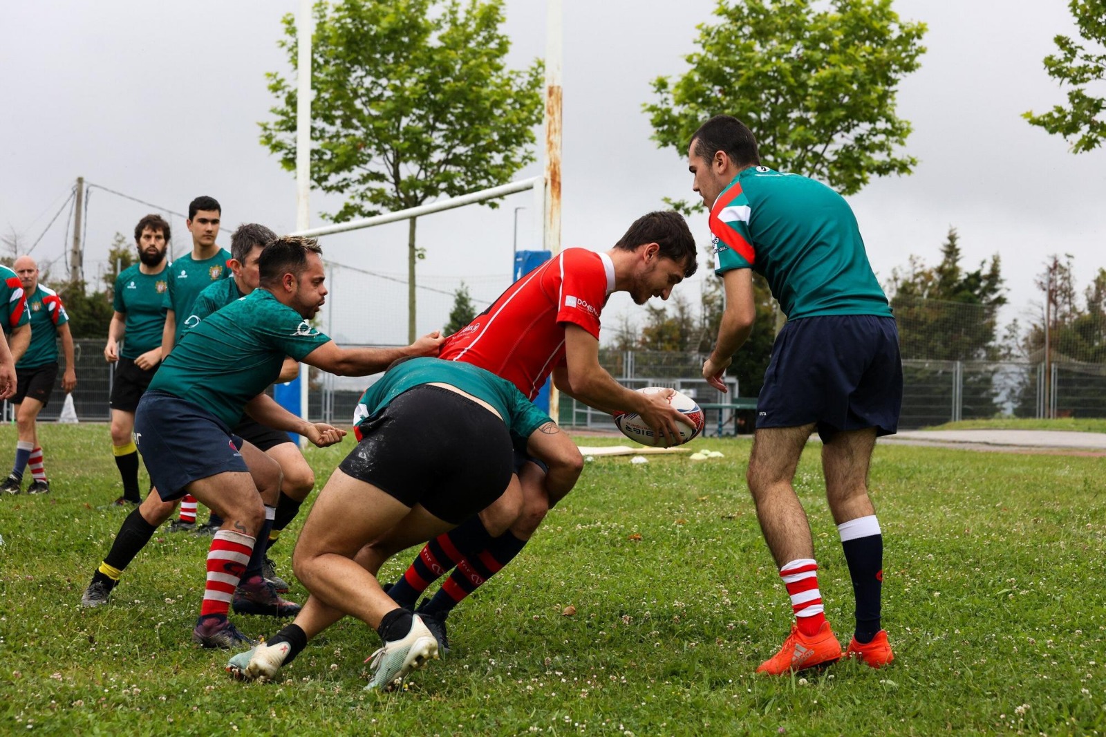 Encuentro de rugby inclusivo entre el combinado de la Federación de Bizkaia y la Federación Navarra, en Erandio